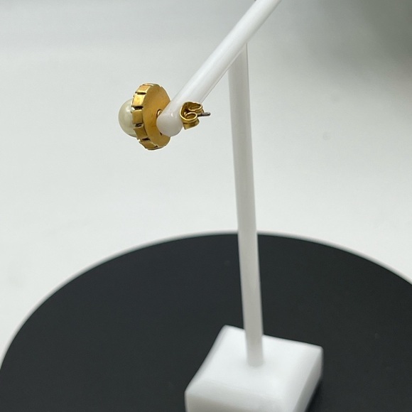 Marc Jacobs Small Strass Pearl in Cream & Antique Gold Studs - Picture 11 of 16